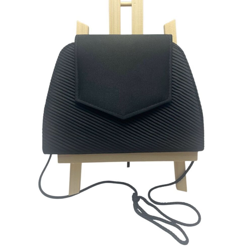 Partners Mervyns Black Pleated Clasp Closure Compact Art Deco Chic Crossbody Pur